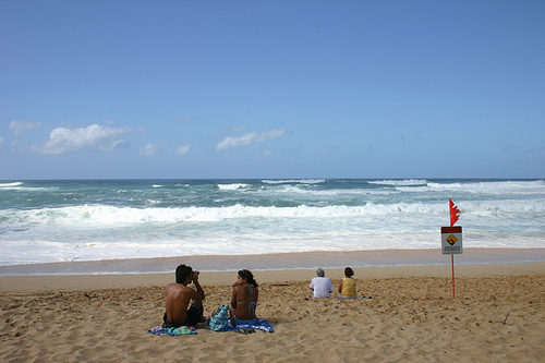 DANGER SHOREBREAK >　《掲》大波危険◆海辺 